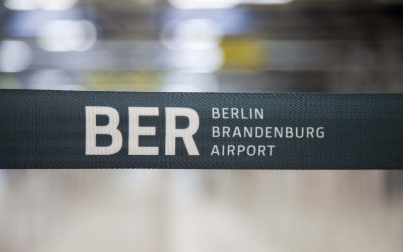 berlin_brandenburg_ber_signs_at_the_airport-2.jpg