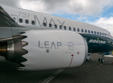 boeing_737_max_in_test_livery_at_farnborough_airshow_2016-2.jpg