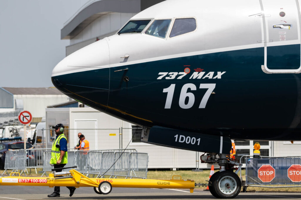 boeing_737_max_towed_to_the_runway-1.jpg