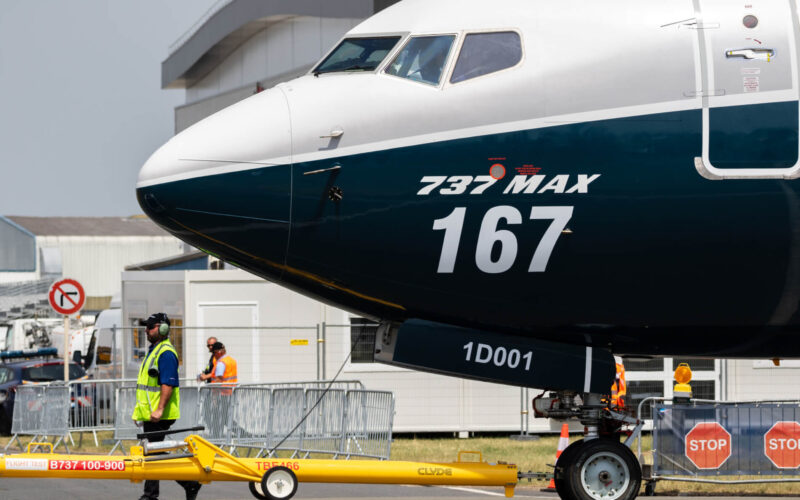 boeing_737_max_towed_to_the_runway-2.jpg