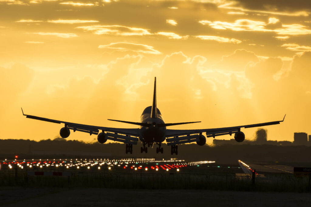 boeing_747_sunset_landing.jpg