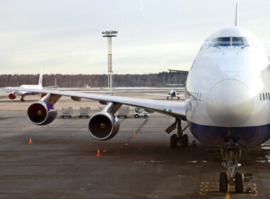 boeing_747_with_an_attached_air_bridge.jpg