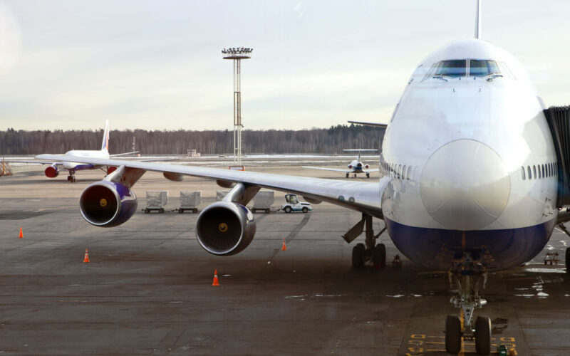 boeing_747_with_an_attached_air_bridge.jpg