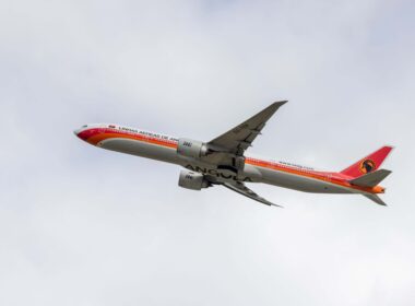 boeing_777-300er_d2-tej_taag_-_linhas_aereas_de_angola_takeoff-min.jpg