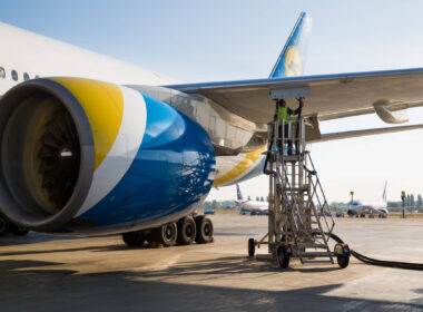 boeing_777_being_refueled.jpg