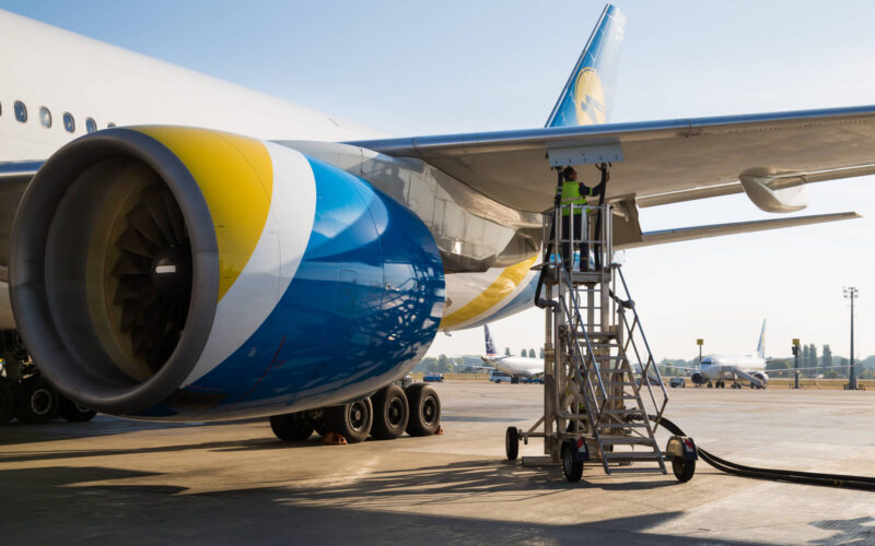 boeing_777_being_refueled.jpg