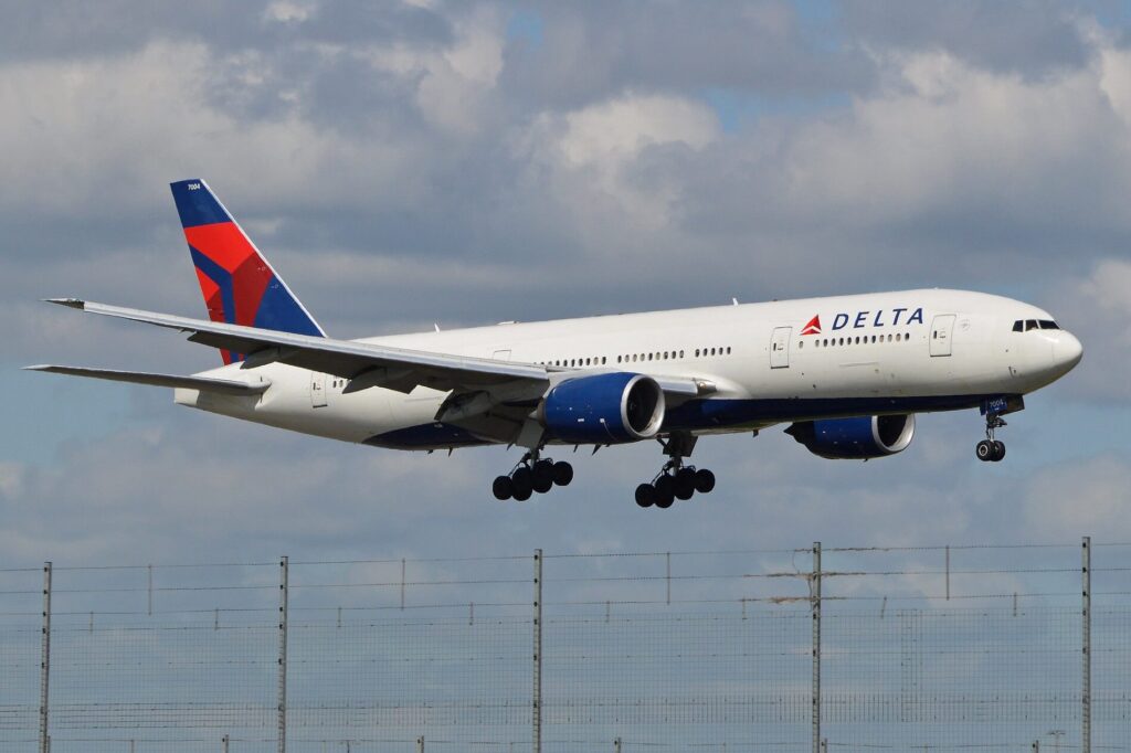 boeing_777_delta_taking_off.jpg