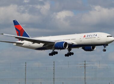 boeing_777_delta_taking_off.jpg