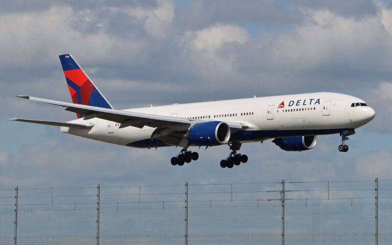 boeing_777_delta_taking_off.jpg