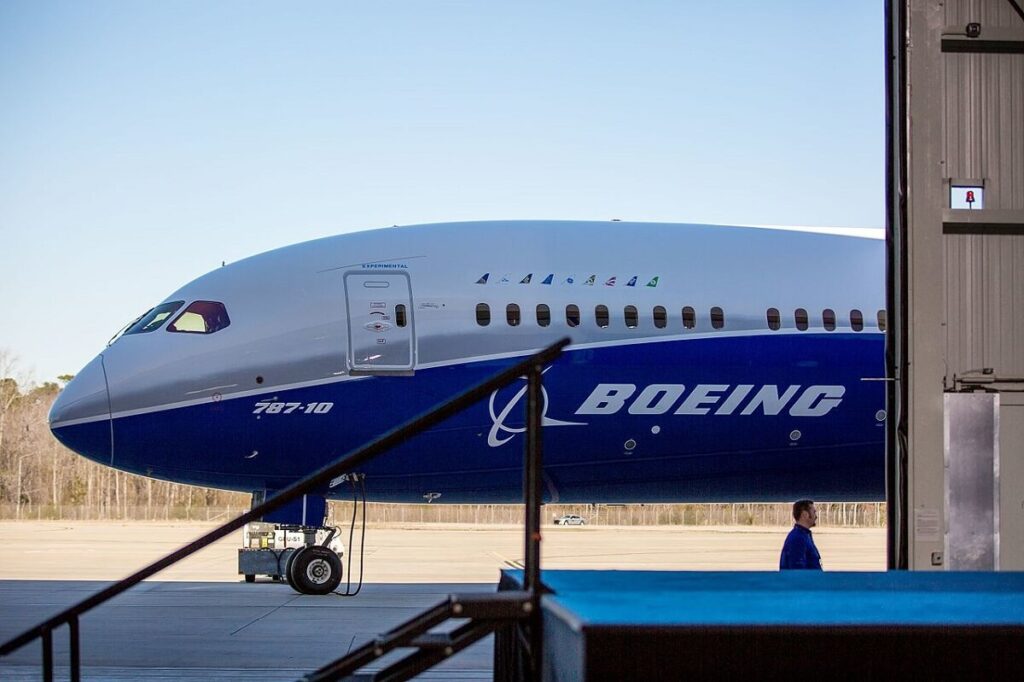 boeing_787-10_rollout_32994736812-1.jpg