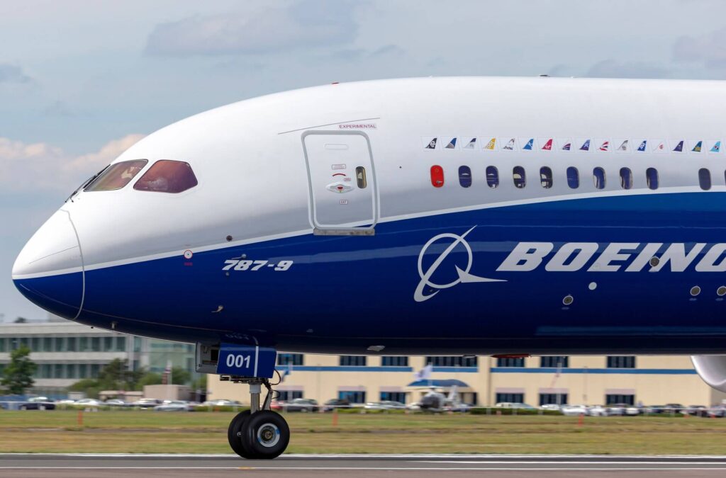 boeing_787-9_dreamliner_at_the_farnborough_air_show.jpg