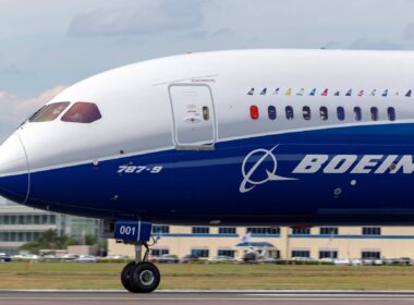 boeing_787-9_dreamliner_at_the_farnborough_air_show.jpg