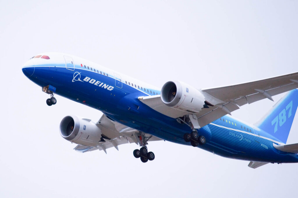 boeing_787_dreamliner_taking_off_for_its_first_flight_in_2009.jpg