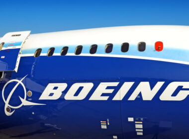 boeing_787_dreamliner_with_stock_boeing_livery-2.jpg