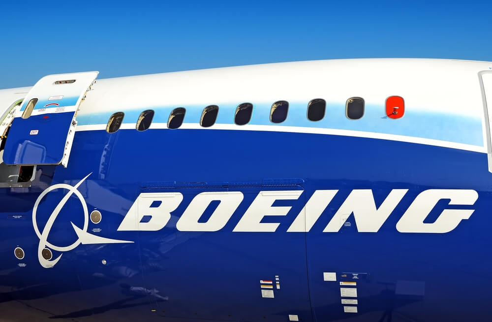 boeing_787_dreamliner_with_stock_boeing_livery-2.jpg