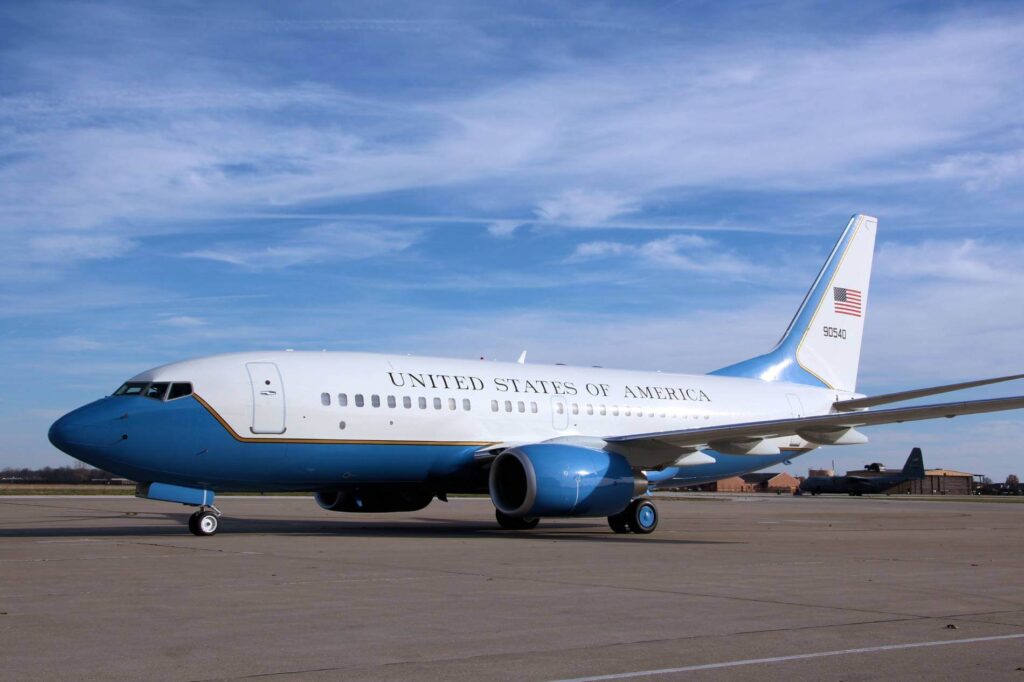 boeing_c-40c_carrying_nancy_pelosi_lands_safely_in_taiwan_1.jpg