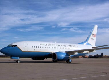 boeing_c-40c_carrying_nancy_pelosi_lands_safely_in_taiwan_1.jpg