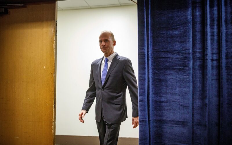 boeing_ceo_dennis_muilenburg_enters_a_room-2.jpg