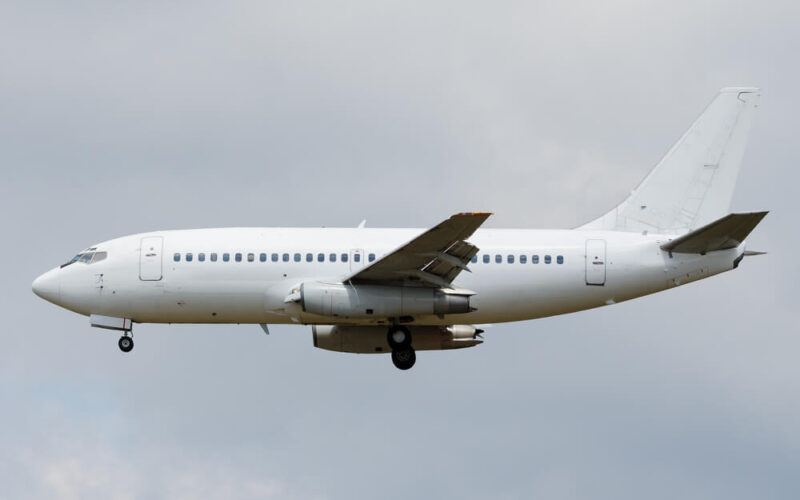 boeint_737_classic_landing_at_an_airport.jpg