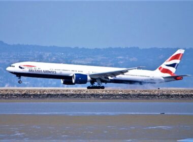 british_airways_boeing_777-300_smoking_landing_at_sfo_26498176863_1-3.jpg