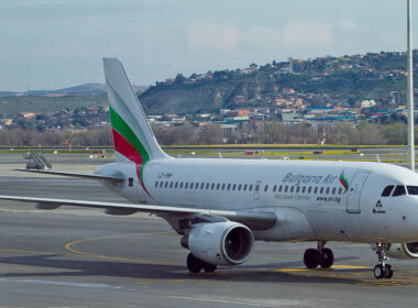 bulgaria_air_airbus_a319_freebird_airlines_a320_near_miss_at_cdg_airport.jpg