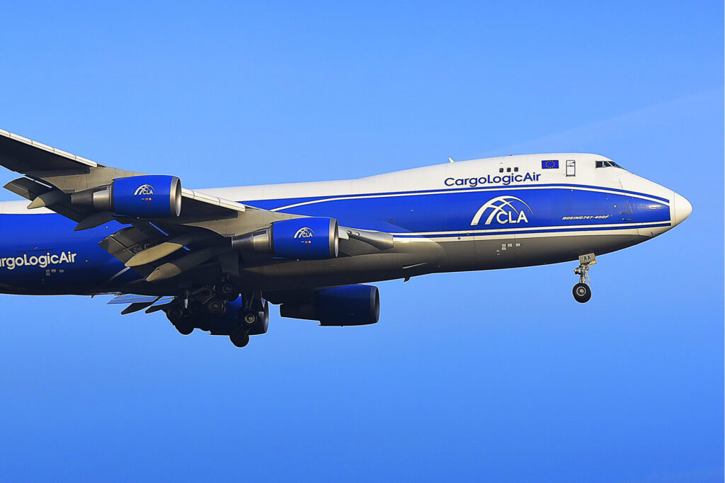 cargologicair_boeing_747-400f_landing_in_germany.jpg