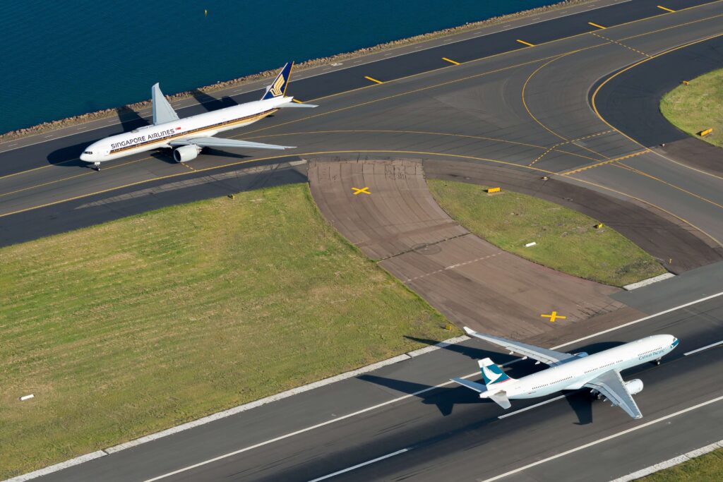 cathay_pacific_airbus_a330_and_singapore_airlines_boeing_777.jpg