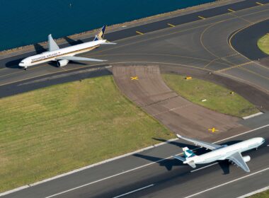 cathay_pacific_airbus_a330_and_singapore_airlines_boeing_777.jpg