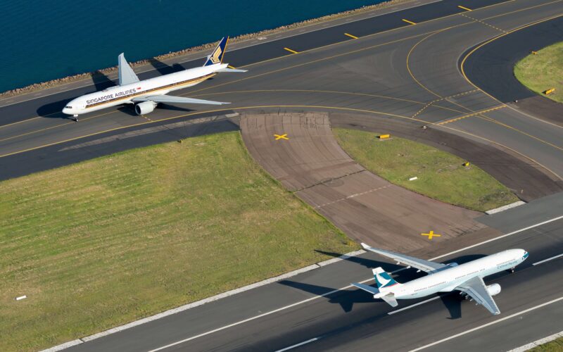 cathay_pacific_airbus_a330_and_singapore_airlines_boeing_777.jpg