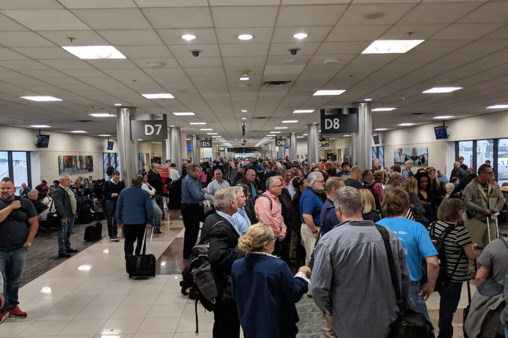 chaos_at_atlanta_airport_after_gun_fires_accidentally.jpg