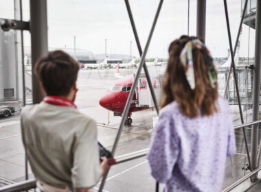 children_look_at_a_norwegian_plane.jpg