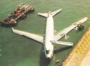 china_airlines_flight_605_boeing_747_in_water.jpg