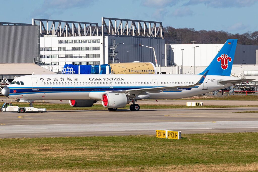 china_southern_airlines_airbus_a321neo_at_hamburg_finkenwerder_airport_xfw.jpg