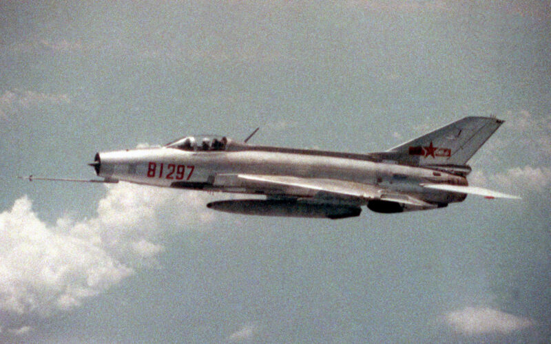 chinese_chengdu_j-7_refueling.jpg