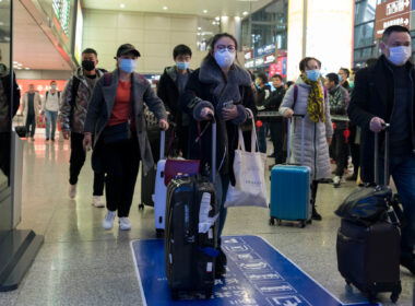 chinese_passengers_with_masks_in_airport.jpg