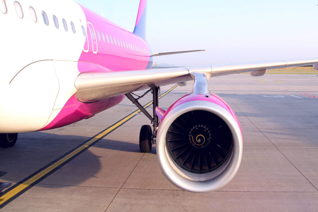 close_up_of_engine_of_wizz_air.jpg