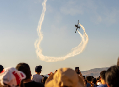 crowd_of_spectators_enjoying_an_air_show.jpg