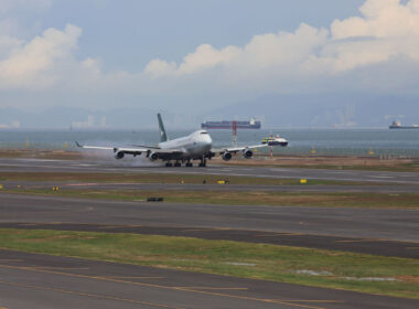 cx_cargo_1st_commercial_flight_to_land_in_hkg_new_runway.jpg