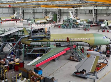 dassault_falcon_7x_assembly_line_at_merignac.jpg