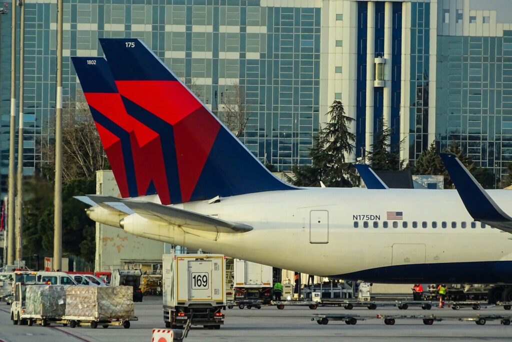 delta-airlines-madridbarajas-airport.jpg