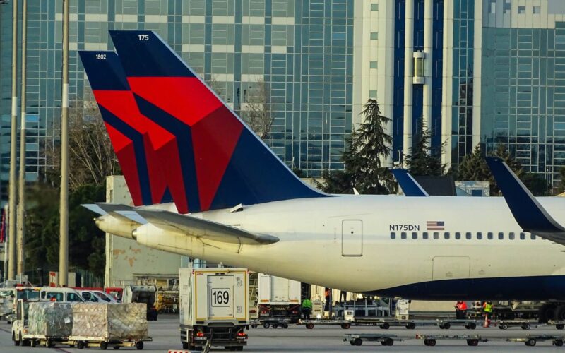 delta-airlines-madridbarajas-airport.jpg