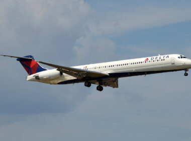 delta_air_lines_md-88_engine_emergency_landing-2.jpg