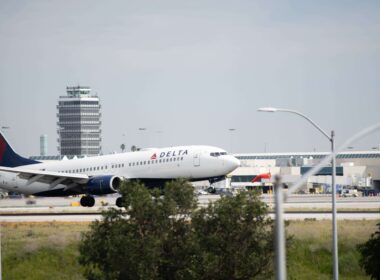 delta_airlines_jet_at_los_angeles_international_airport_lax.-min.jpg