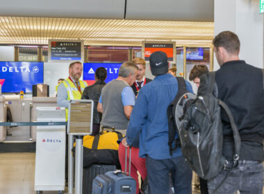 delta_to_pay_flight_attendants_during_boarding.jpg