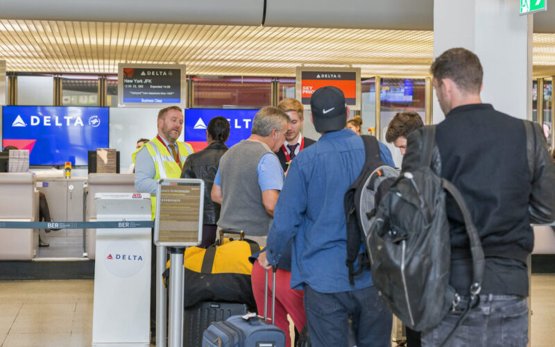 delta_to_pay_flight_attendants_during_boarding.jpg