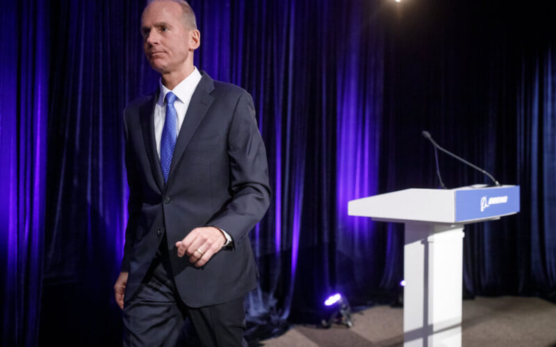 dennis_muilenburg_speaking_at_a_boeing_conference.jpg