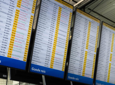 departure_board_at_amsterdam_schiphol_airport.jpg