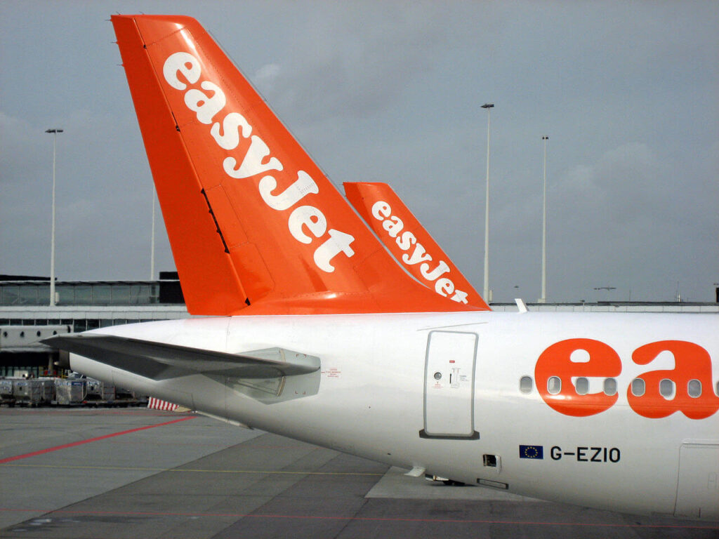 easyjet_a319_tailfins.jpg