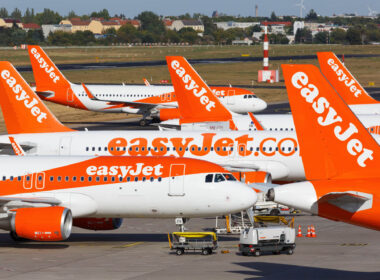 easyjet_a320_aircraft_at_berlin_tegel_airport.jpg