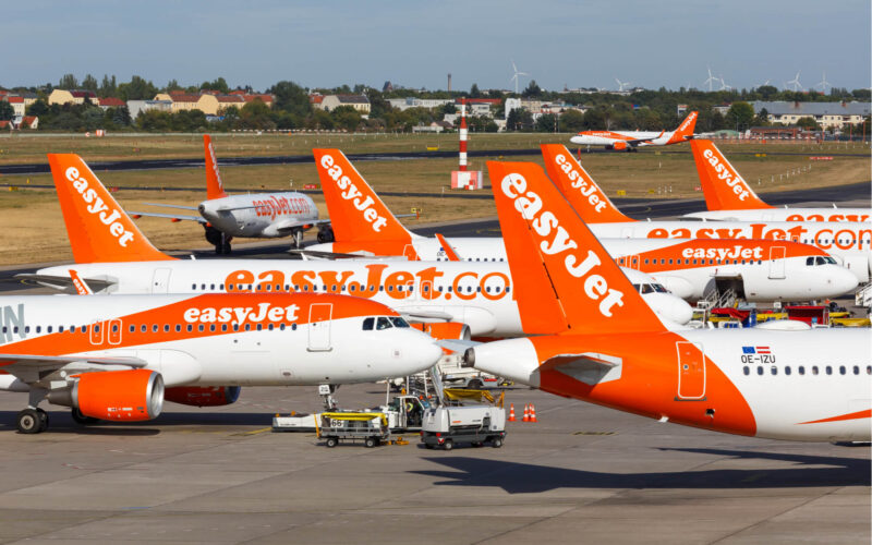 easyjet_a320_aircraft_at_tegel_berlin.jpg